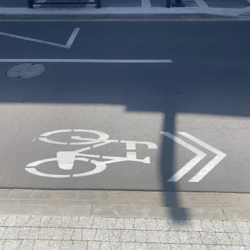 Nowe rozwiązanie. Rowerowy sierżant na jezdniach w centrum Radomska