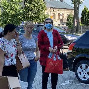 Oddali puszki, otrzymali sadzonki i zioła