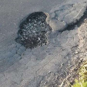 Dziura w drodze postrachem kierowców