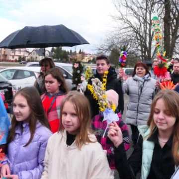 Procesja i konkurs palm wielkanocnych w parafii Strzałków