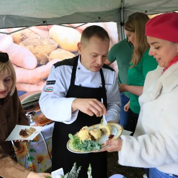 Lokalne tradycje w centrum uwagi podczas święta ziemniaka w Dmeninie