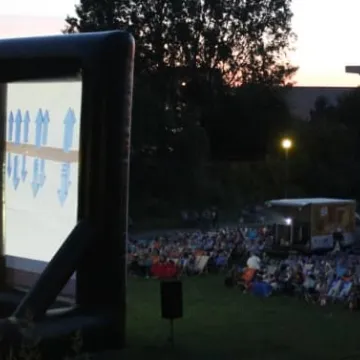 Seans filmowy pod chmurką w parku Solidarności