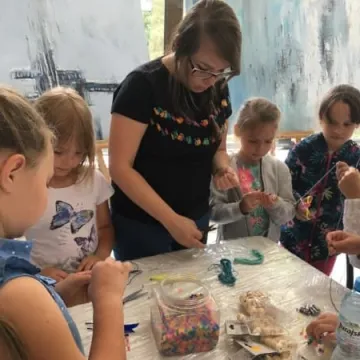 Warsztaty tworzenia biżuterii w MDK