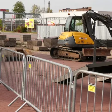 Radomsko: Przy „kominie” powstaje skwer