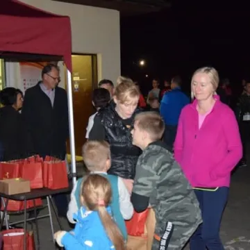 Nocne bieganie po placu targowym 