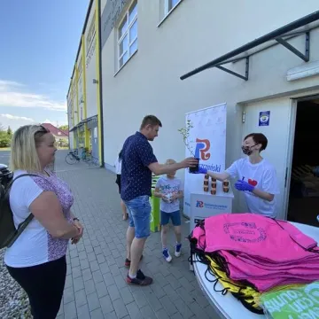 Oddali puszki, otrzymali sadzonki i zioła