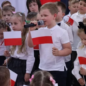 Na nowym maszcie PP4 w Radomsku powiewa już biało-czerwona flaga