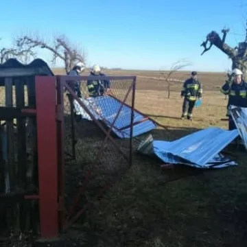 Silny wiatr poderwał blaszany garaż
