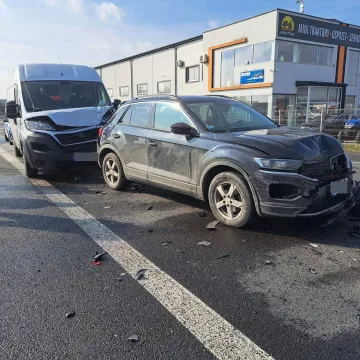 Trzy samochody zderzyły się na strefie w Radomsku