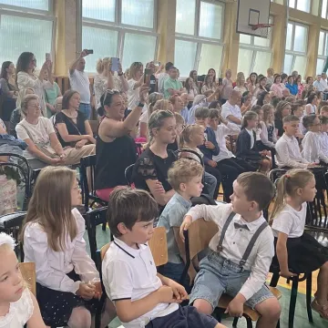 Zasłużone wakacje. Uczniowie „Jedynki” uroczyście zakończyli rok szkolny