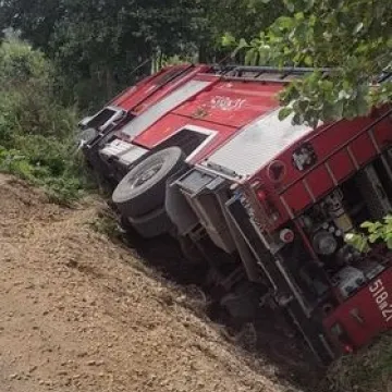Wóz strażacki w rowie. Strażacy jechali gasić pożar ścierniska