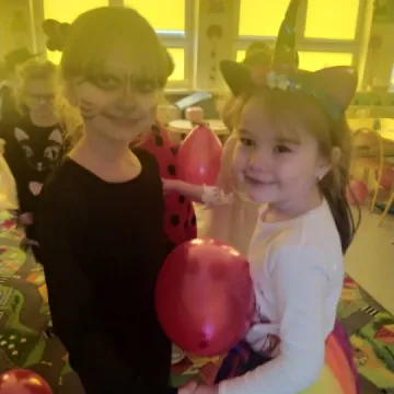 „Zerówiaki” z PSP 8 w Radomsku bawiły się na balu karnawałowym. Świętowały też dzień pizzy