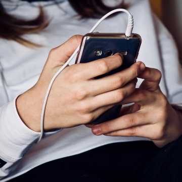 Zakaz korzystania z telefonów i wi-fi w szkołach w Radomsku? Do Urzędu Miasta wpłynęła petycja