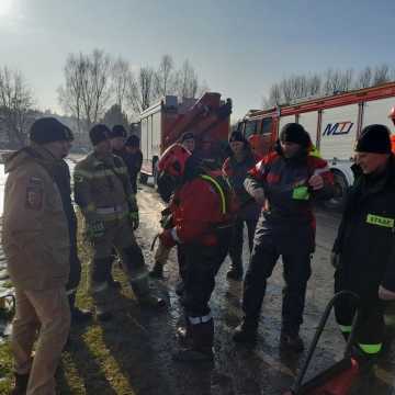 Człowiek pod wodą! Ćwiczenia ratownicze strażaków z Radomska na Folwarkach