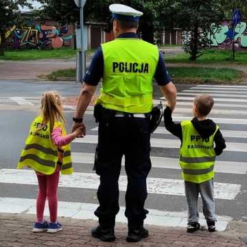 Policjanci uczą, jak bezpiecznie pokonywać drogę do szkoły