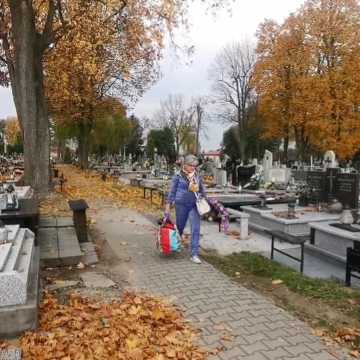 [WIDEO] Radomszczanie porządkują groby swoich bliskich