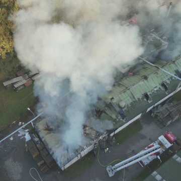 [WIDEO] Potężny pożar w Radomsku. Zakład stolarski w płomieniach