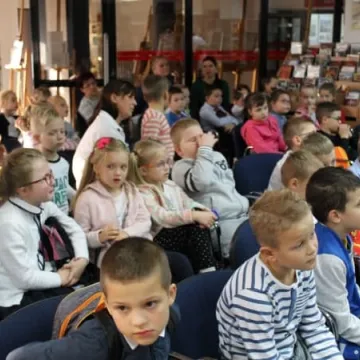 Spotkanie autorskie z Ewą Kaczmarczyk w bibliotece w Radomsku