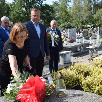 Kwiaty i zaduma w 86. rocznicę wybuchu wojny