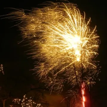 Noworoczne fajerweki na placu 3 Maja