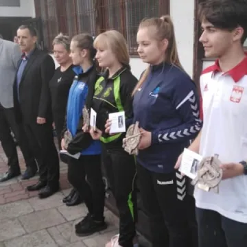 Zawodnicy „10-ki” na podium