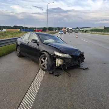 Uderzył w bariery na A1. Policjanci wyczuli alkohol, odmówił dmuchania
