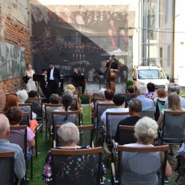 Koncert zespołu Impressja na dziedzińcu muzeum w Radomsku