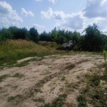 [AKTUALIZACJA] Opel na dachu. Takie znalezisko w lesie...