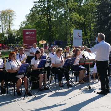Koncert Orkiestr Dętych w parku Świętojańskim w Radomsku