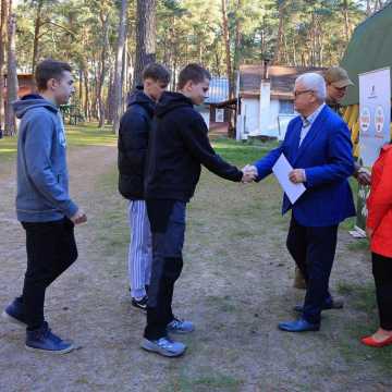 W gminie Przedbórz poszukiwali pieczonego ziemniaka