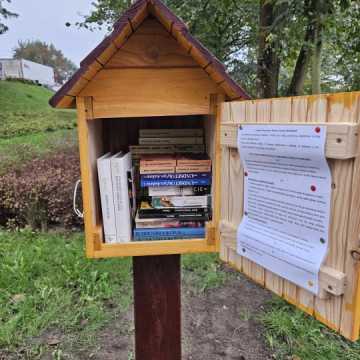 Przedbórz stawia na czytelnictwo – nowe budki z książkami dostępne dla mieszkańców