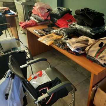 Obywatelka Bułgarii chciała sprzedać na targowisku w Radomsku podrobioną odzież i perfumy znanych marek