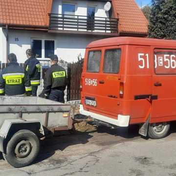 Strażacy z OSP Sucha Wieś zbierali złom. Kasa ze sprzedaży pomoże w zakupie sprzętu ratowniczo-gaśniczego