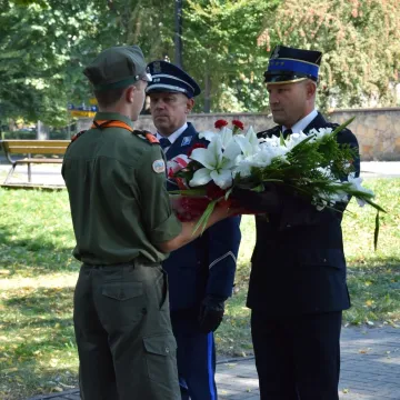 Kwiaty i zaduma w 86. rocznicę wybuchu wojny