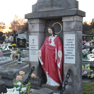 Kamieńsk: Ruch na cmentarzu w przeddzień Wszystkich Świętych