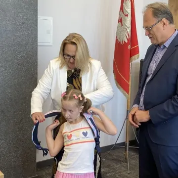 Energetyczne tornistry trafiły do pierwszoklasistów z Radomska