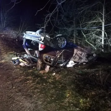 Samochód dachował. 24-letni kierowca miał miał blisko 2 promile alkoholu!