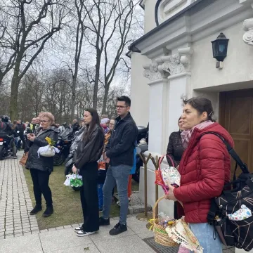Tłumy motocyklistów i mieszkańców w Strzałkowie. Kolejna Moto Święconka za nami