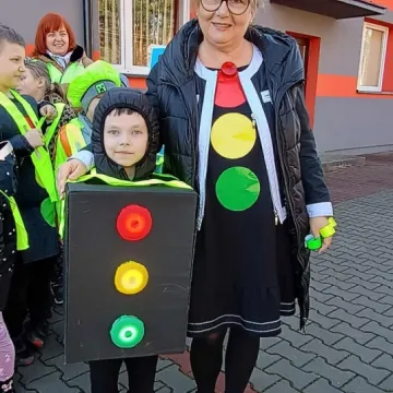 Marsz odblaskowy w Szczepocicach. Uczniowie świecą przykładem