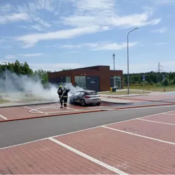 Pożar osobówki na MOP-ie w Słostowicach