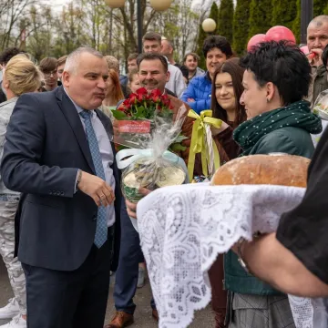 Chlebem i solą powitała społeczność ZSE-E w Radomsku nowego-starego dyrektora