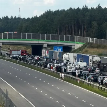 Przewrócona ciężarówka na A1 przygniotła auto osobowe. W środku małe dziecko