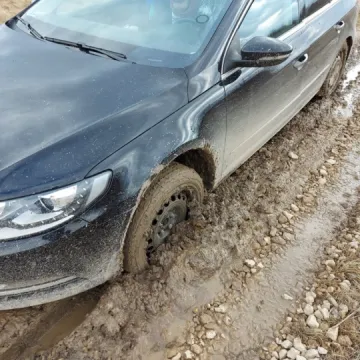 Na Kukuczki grzęzną w błocie