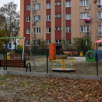 Piotrków Tryb.: Powstał nowy plac zabaw