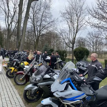 Tłumy motocyklistów i mieszkańców w Strzałkowie. Kolejna Moto Święconka za nami