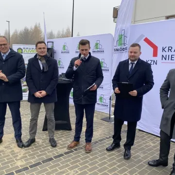 Nowy rozdział dla rodzin z Radomska. Wręczono klucze do mieszkań SIM