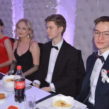 Studniówkowy wieczór uczniów radomszczańskiego Drzewniaka