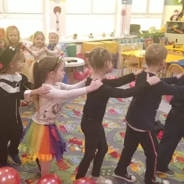 „Zerówiaki” z PSP 8 w Radomsku bawiły się na balu karnawałowym. Świętowały też dzień pizzy