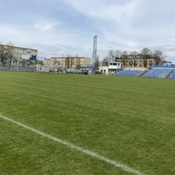 Na boiskach w Radomsku trwa pielęgnacja murawy