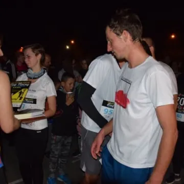 Nocne bieganie po placu targowym 